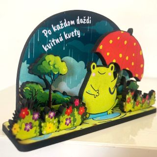 🌧️🐸 Aj po daždi prichádza slnko – a kvitnú kvety! Naša veselá drevená pop-up karta so žabkou a dáždnikom je malým kúskom...