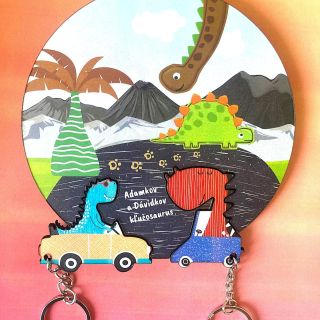 Novinka v Laja — kľúčosaurus! 🦖🗝️ Drevený personalizovaný držiak na kľúče s dvoma kľúčenkami — ideálny darček pre malých...